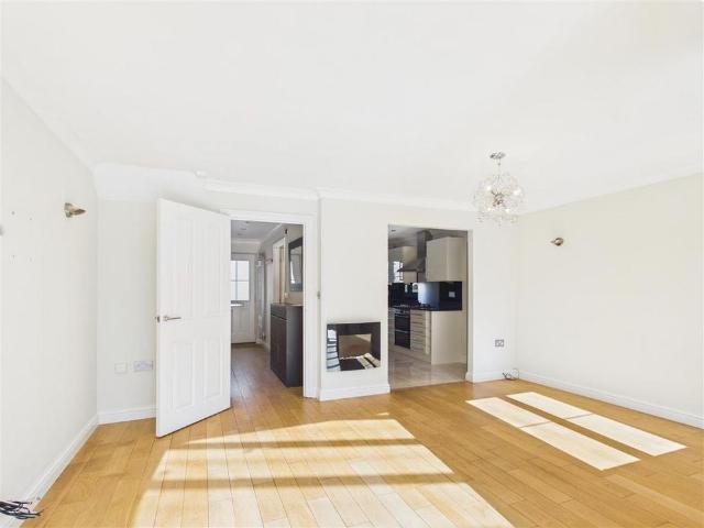 5 bedroom end of terrace house to rent