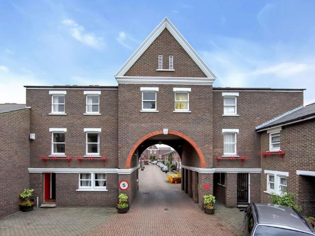 5 bedroom end of terrace house to rent