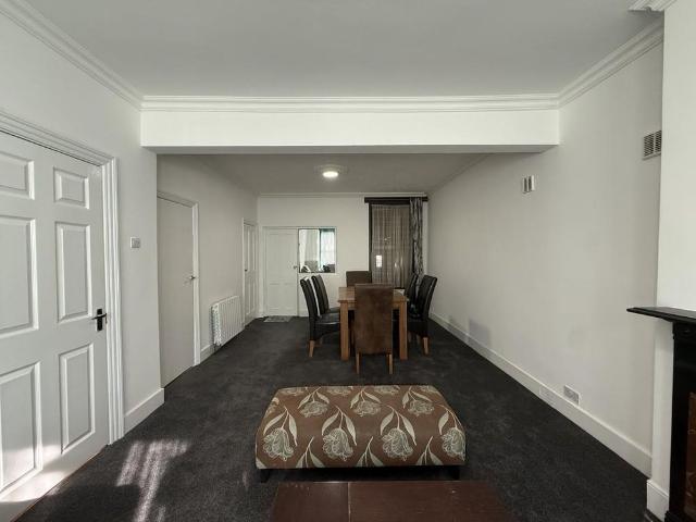 5 bedroom end of terrace house to rent