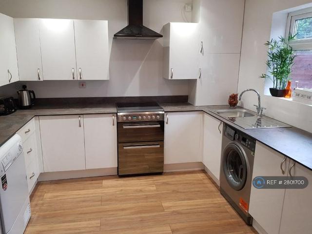5 bedroom end of terrace house to rent