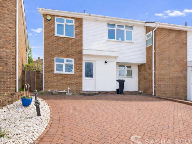 5 bedroom end of terrace house to rent