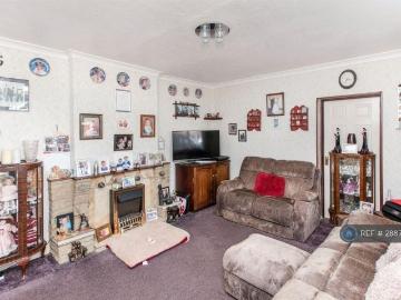 6 bedroom end of terrace house to rent