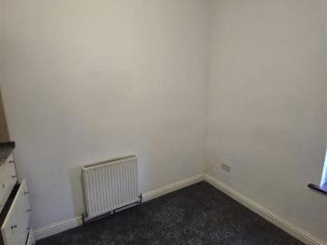 5 bedroom end of terrace house to rent