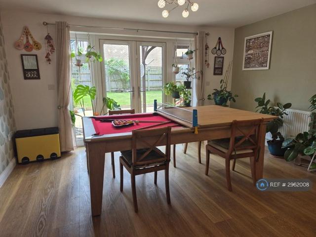 5 bedroom end of terrace house to rent