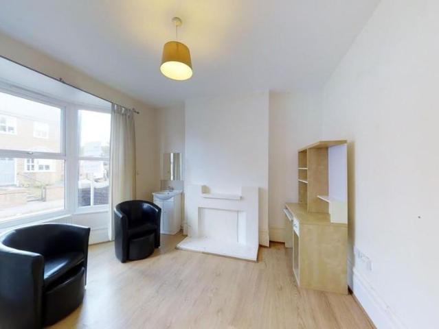 5 bedroom end of terrace house to rent
