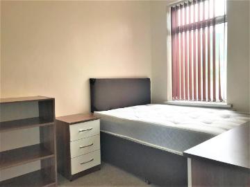 5 bedroom end of terrace house to rent