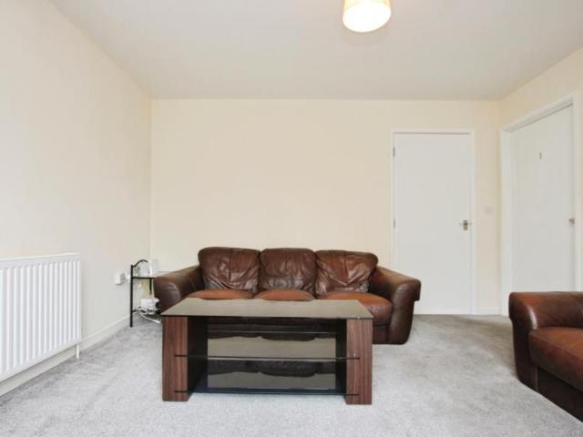 5 bedroom end of terrace house to rent