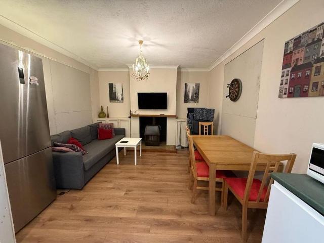5 bedroom end of terrace house to rent