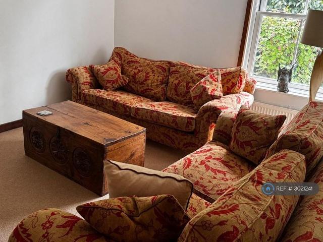5 bedroom end of terrace house to rent