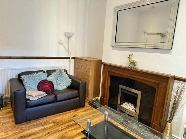 5 bedroom end of terrace house to rent