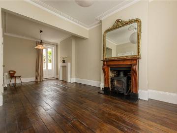 5 bedroom end of terrace house to rent