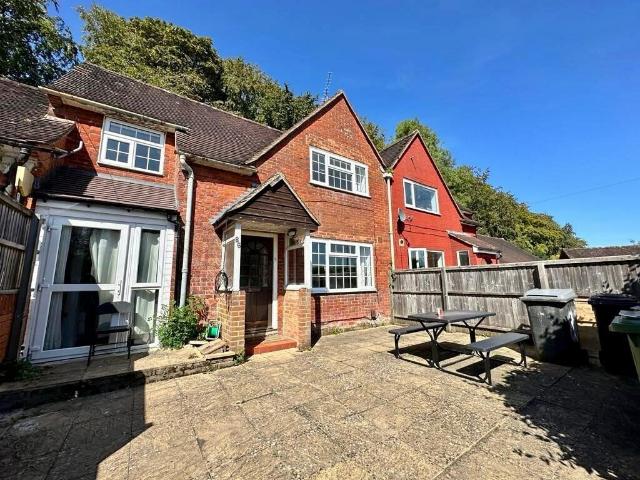 5 bedroom end of terrace house to rent
