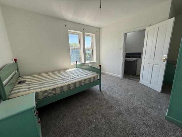 5 bedroom end of terrace house to rent