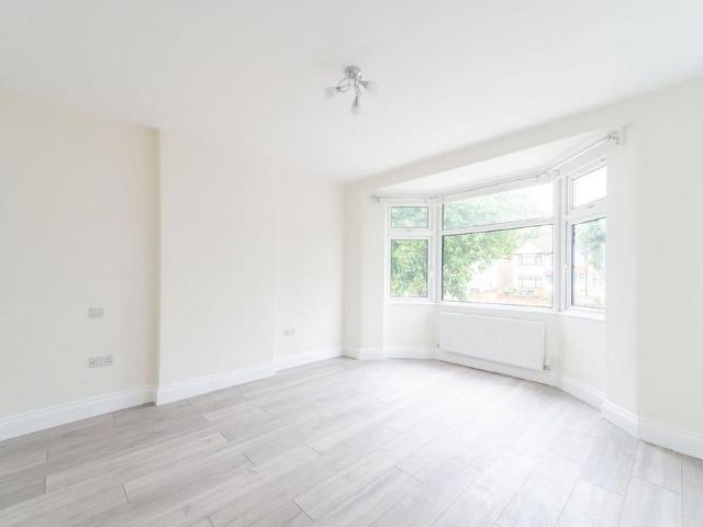 5 bedroom end of terrace house to rent