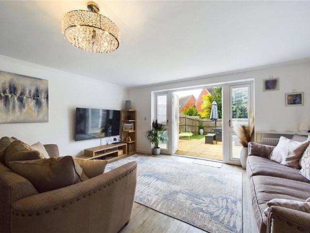 5 bedroom end of terrace house to rent