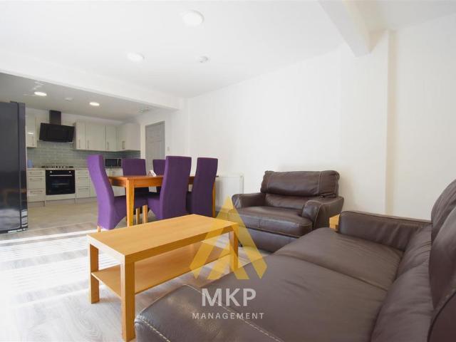 5 bedroom end of terrace house to rent
