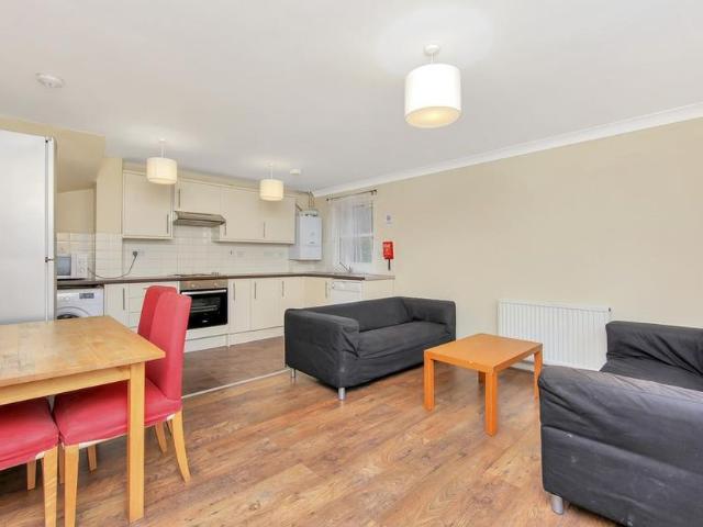 5 bedroom end of terrace house to rent