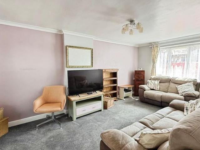 5 bedroom end of terrace house to rent