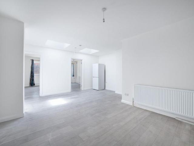 5 bedroom end of terrace house to rent