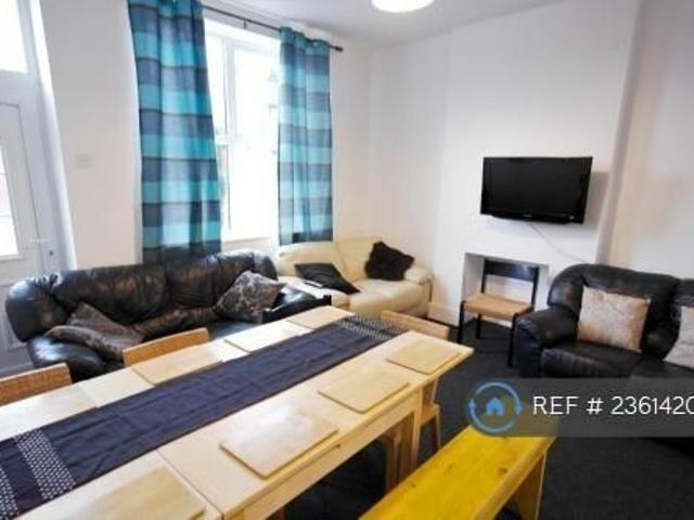 5 bedroom end of terrace house to rent