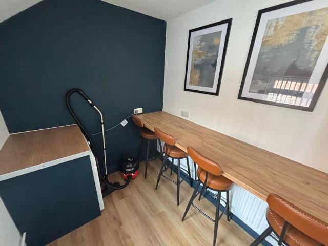 5 bedroom end of terrace house to rent