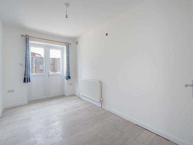 5 bedroom end of terrace house to rent
