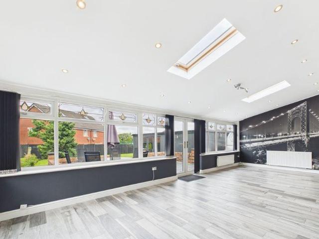 5 bedroom end of terrace house to rent
