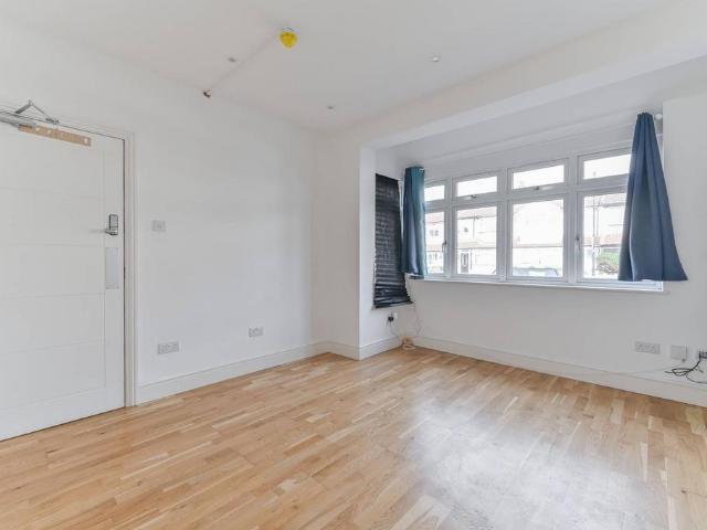 5 bedroom end of terrace house to rent