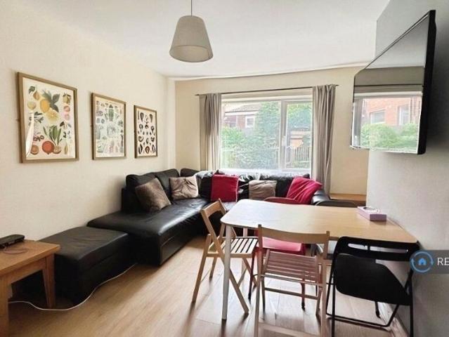 5 bedroom end of terrace house to rent