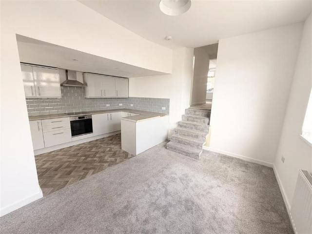 5 bedroom end of terrace house to rent