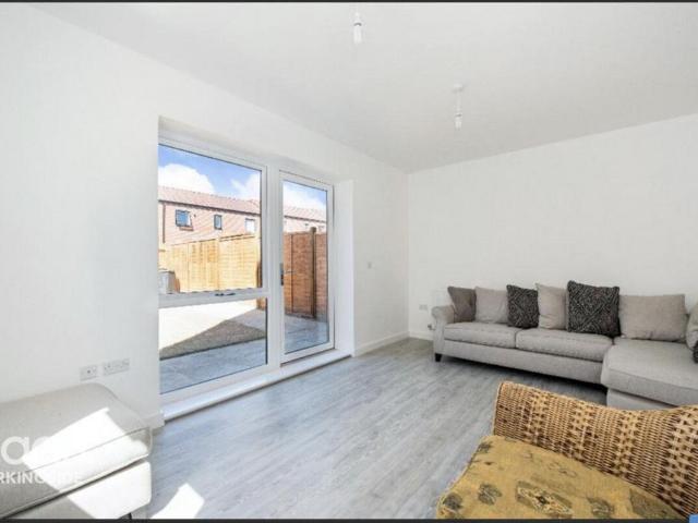 5 bedroom end of terrace house to rent
