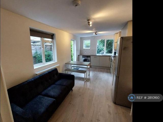 5 bedroom end of terrace house to rent
