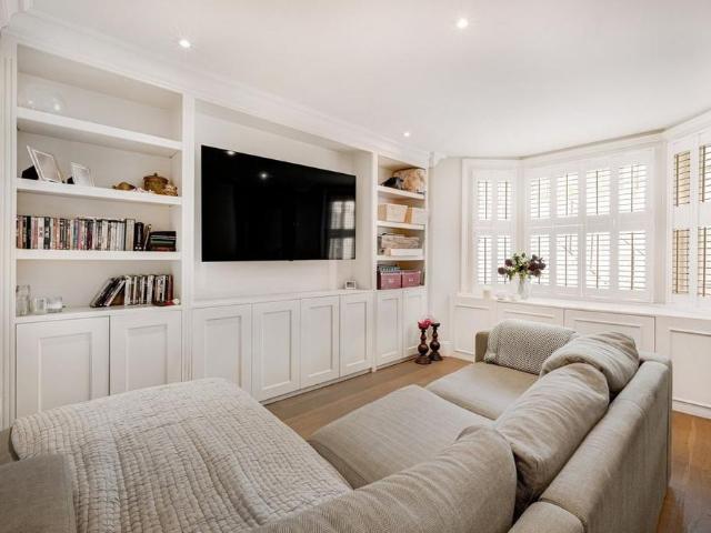 5 bedroom end of terrace house to rent