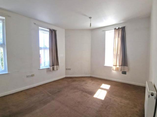 5 bedroom end of terrace house to rent