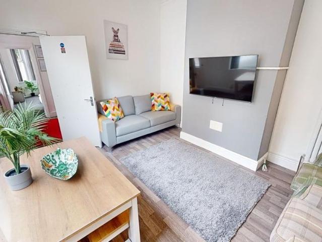 5 bedroom end of terrace house to rent
