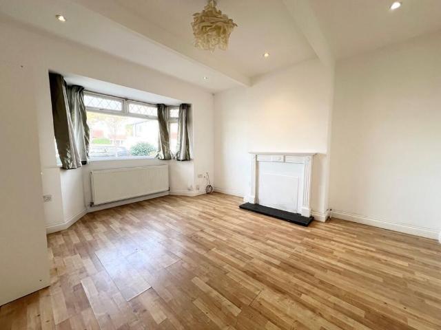5 bedroom end of terrace house to rent