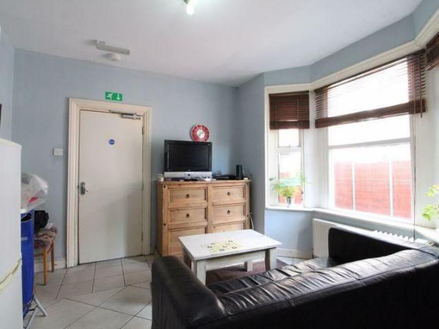 5 bedroom end of terrace house to rent