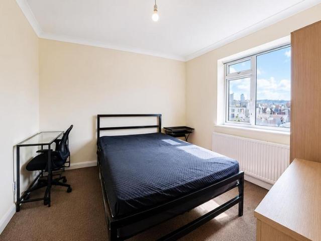 5 bedroom end of terrace house to rent