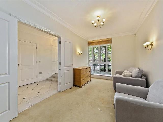 5 bedroom end of terrace house to rent