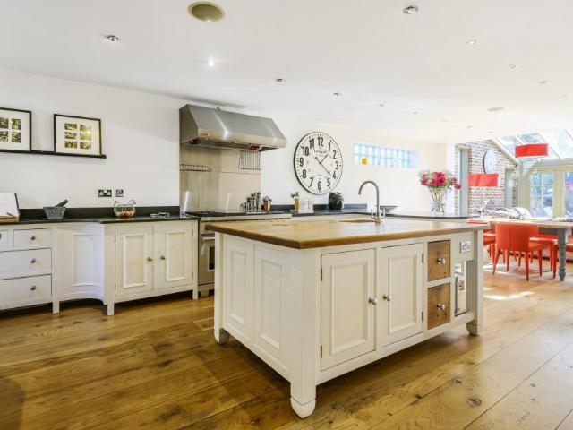 5 bedroom end of terrace house to rent