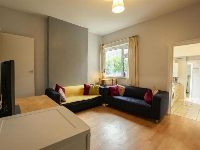 5 bedroom end of terrace house to rent