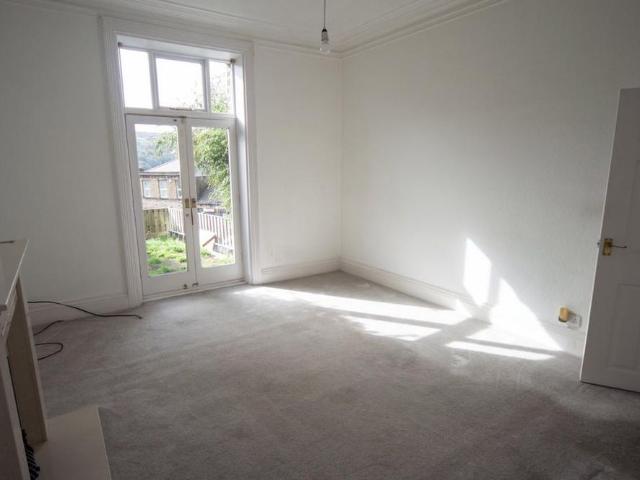 5 bedroom end of terrace house to rent