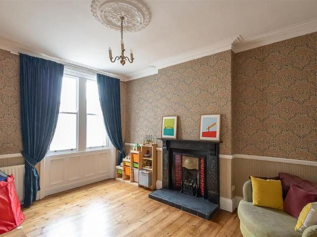 5 bedroom end of terrace house to rent