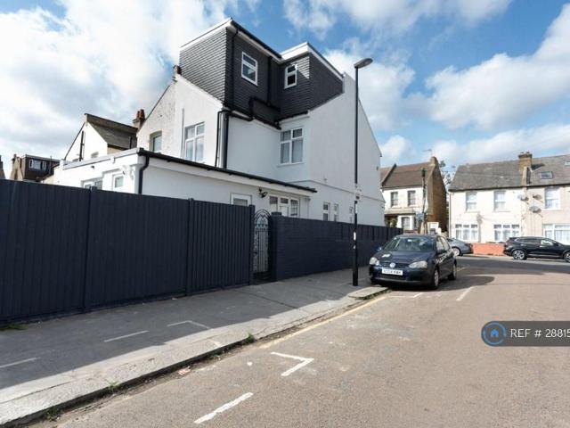 5 bedroom end of terrace house to rent