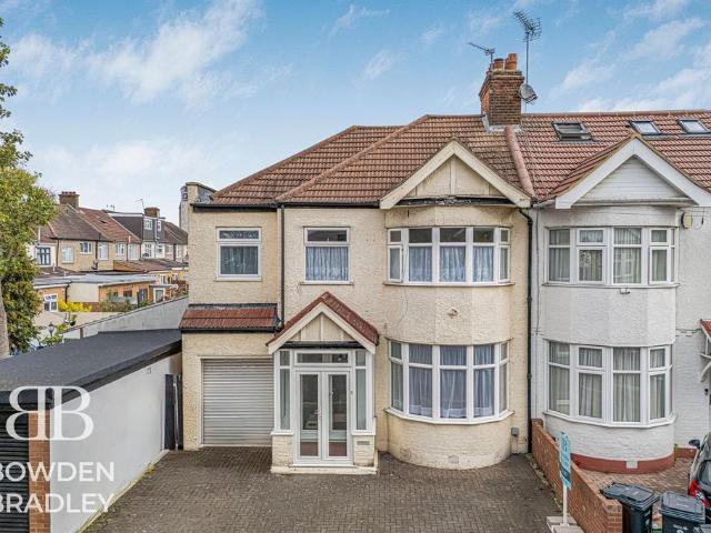 5 bedroom end of terrace house to rent