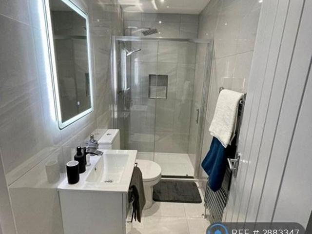 5 bedroom end of terrace house to rent