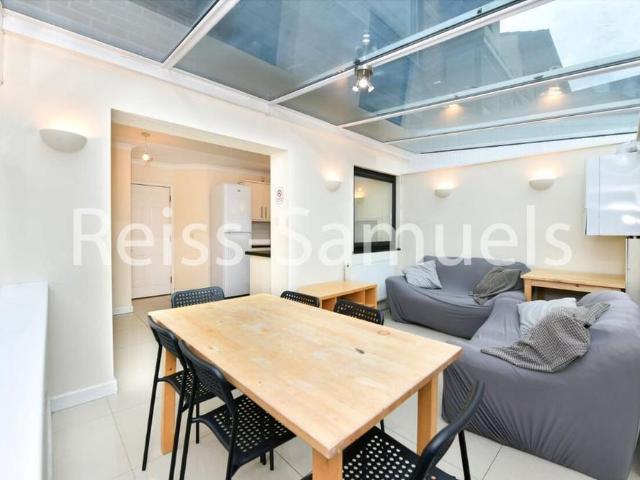 5 bedroom end of terrace house to rent