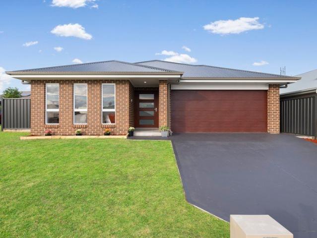 5 Bedroom Family Home, 3 Bathrooms, 3 Living Areas