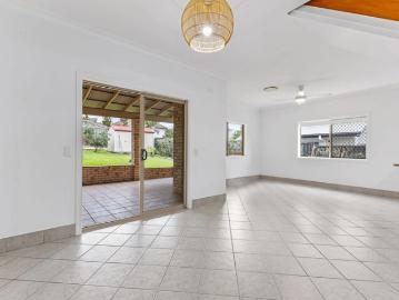5 Bedroom Family Home Fully Fenced & Close to all