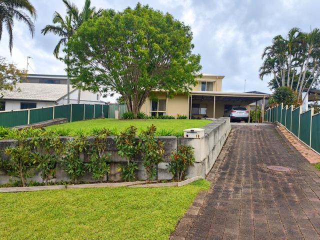 5 bedroom family home in Carrara
